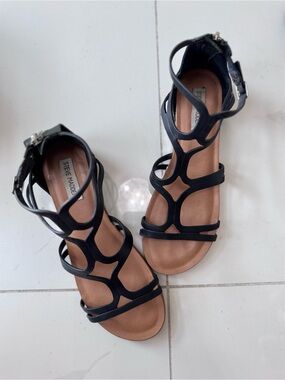Steve Madden Delta Women’s black leather Ankle Strap Gladiator Sandals Size 10M